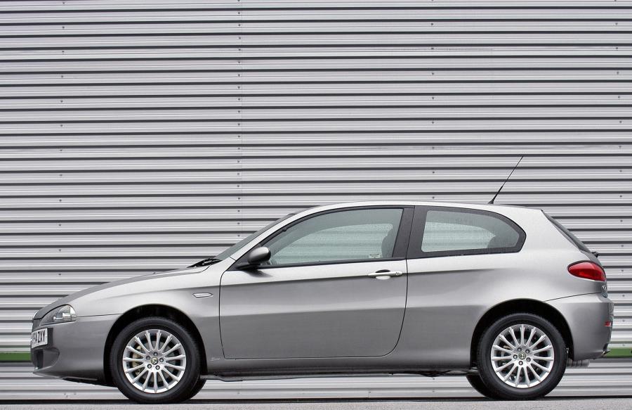  Alfa Romeo 147 3-Door (937A) 2005 года  (UK) (фото 5 из 6)